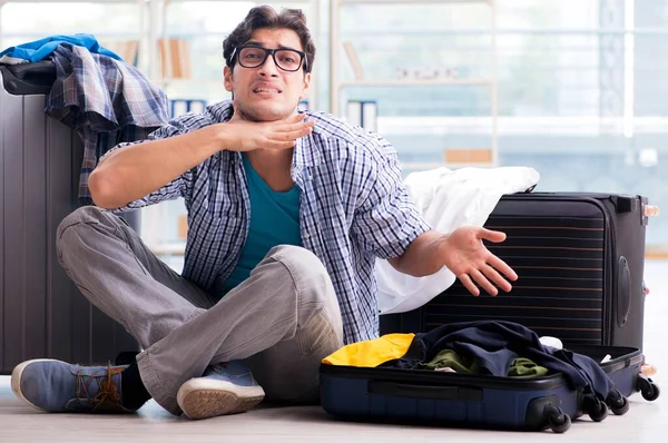 Genç adam tatil için hazırlanıyor.