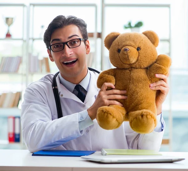 Ofiste oyuncaklı bir çocuk doktoru oturuyor. — Stok fotoğraf