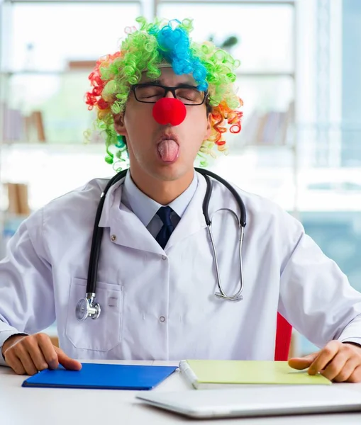 Funny pediatrician with clown wig in the hospital clinic — Stock Photo, Image
