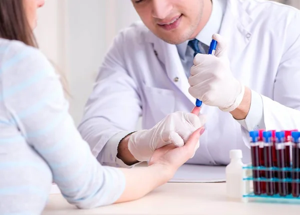 Patient während der Blutentnahme zur Analyse — Stockfoto