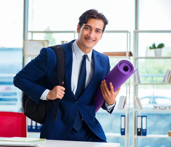 Homem se preparando para a pausa esportiva no escritório — Fotografia de Stock