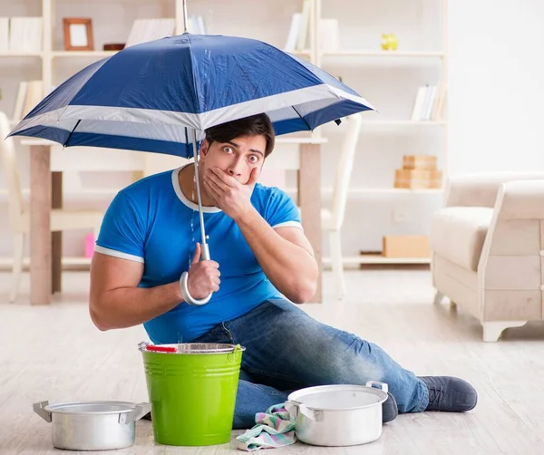 Hombre en casa lidiando con la fuga de inundación del vecino — Foto de Stock