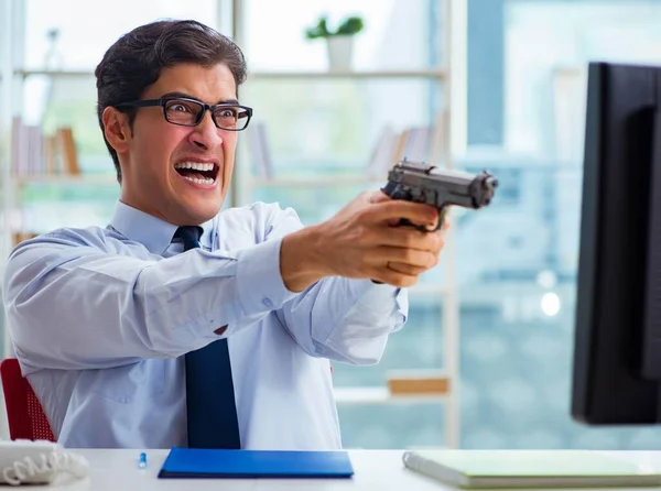 Homem de negócios irritado com arma pensando em cometer suicídio — Fotografia de Stock