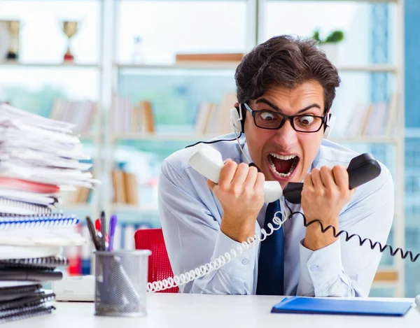 Infelice arrabbiato call center lavoratore frustrato con carico di lavoro — Foto Stock