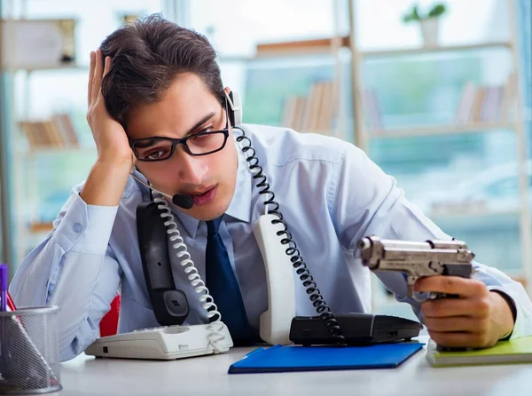Trabajador de centro de llamadas enojado infeliz frustrado con la carga de trabajo —  Fotos de Stock