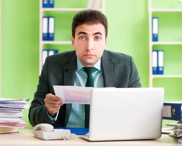 Biznesmen zły z nadmiernej pracy siedzi w biurze — Zdjęcie stockowe
