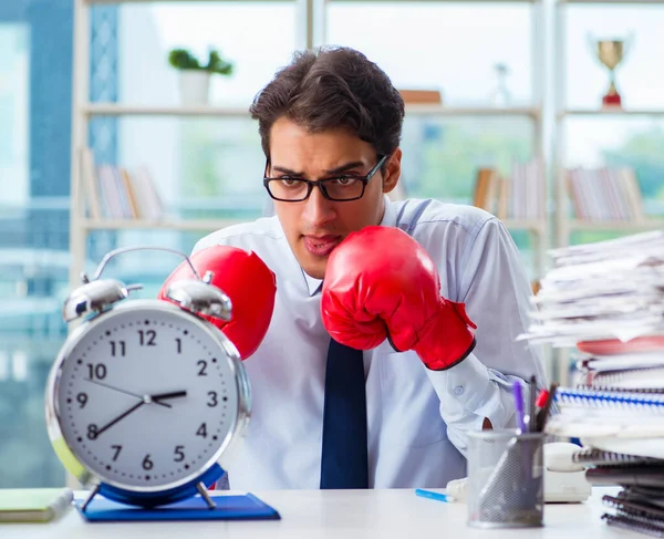 Geschäftsmann mit Boxhandschuhen im Büro — Stockfoto