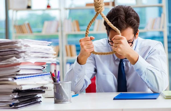 Nieszczęśliwy biznesmen myślący o powieszeniu się w biurze — Zdjęcie stockowe