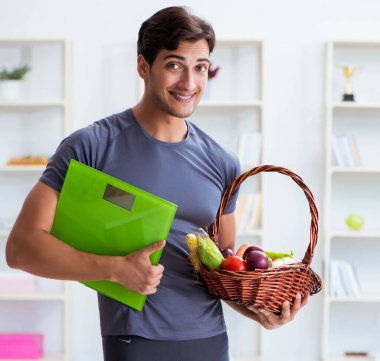 Sağlıklı beslenmenin ve spor yapmanın faydalarını destekleyen bir adam.