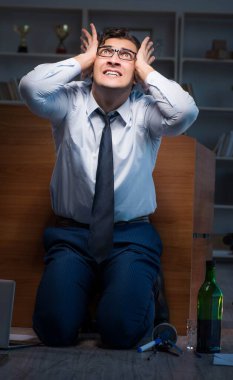 Stresli iş adamı depresyonda fazla mesai yapıyor.