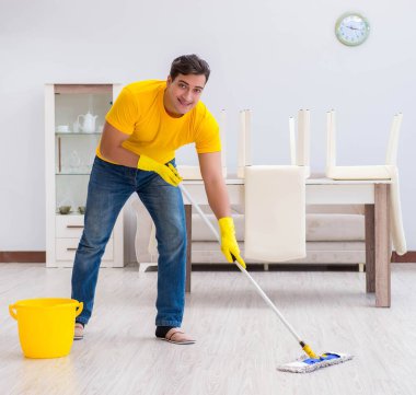 Genç adam evde iş yapıyor.