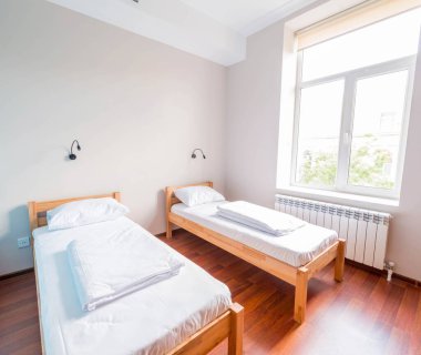 Oteldeki ikiz yatak odası.