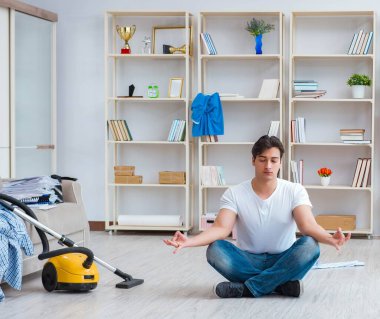 Adam evi temizliyor.