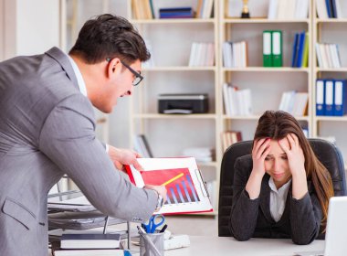 Kadın ve erkek arasındaki ofis anlaşmazlığı