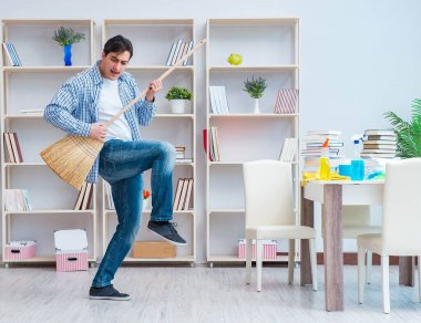 Evini temizleyen adam.