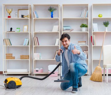 Adam evi temizliyor.