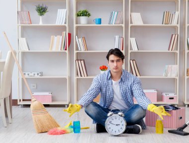 Adam evi temizliyor.