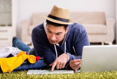 Tatil gezisini haritayla planlayan adam