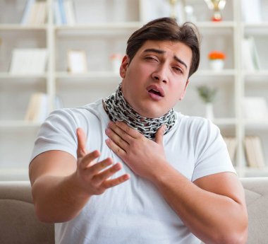 Genç adam boğaz ağrısı çekiyor.