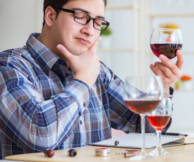 Profesyonel şarap garsonu kırmızı şarap tadıyor.