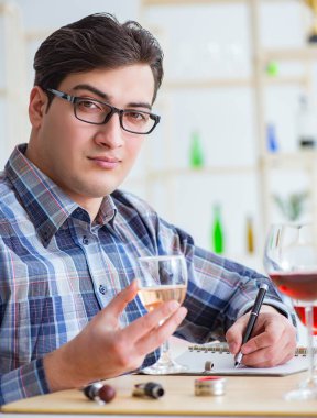 Profesyonel şarap garsonu kırmızı şarap tadıyor.