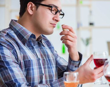 Profesyonel şarap garsonu kırmızı şarap tadıyor.