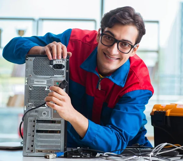 IT atölyesinde bilgisayar tamircisi çalışıyor