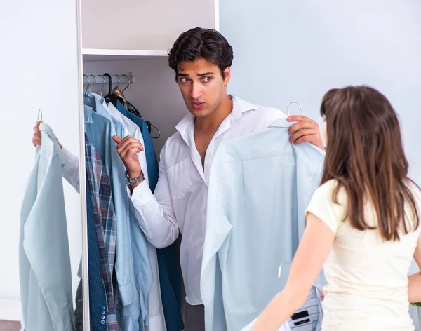 Kadın kocasını işe uğurluyor.