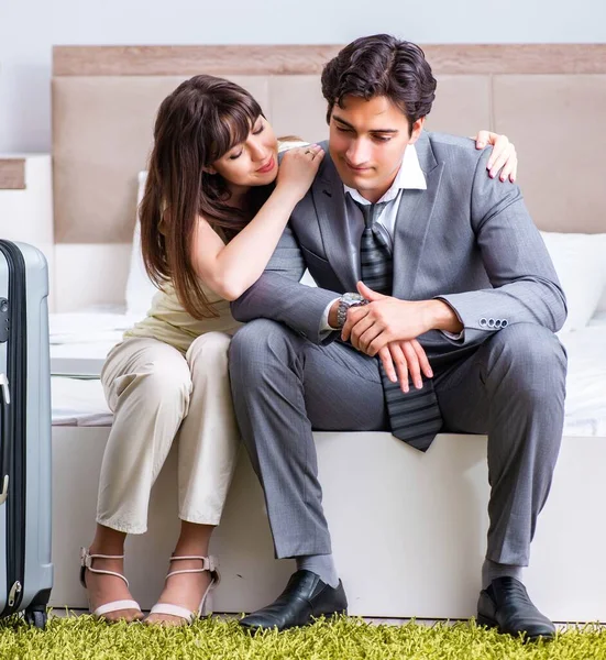 Karısı kocasını iş gezisine uğurluyor.