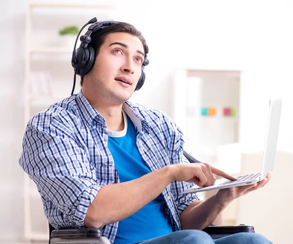 Mozgáskorlátozott ember zenét hallgat tolószékben — Stock Fotó