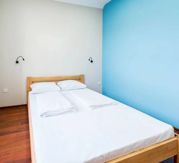 La cama doble en el hotel — Foto de Stock