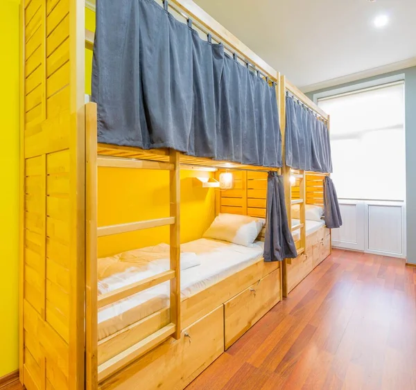 Hostel Schlafsaal Betten im Zimmer angeordnet — Stockfoto