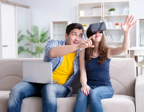 Jonge familie spelen games met virtual reality bril — Stockfoto