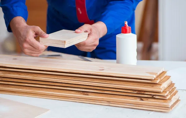 El carpintero reparador yooung trabajando con pintura — Foto de Stock