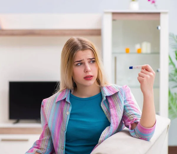 Junge Frau erfährt von ihrer Schwangerschaft — Stockfoto