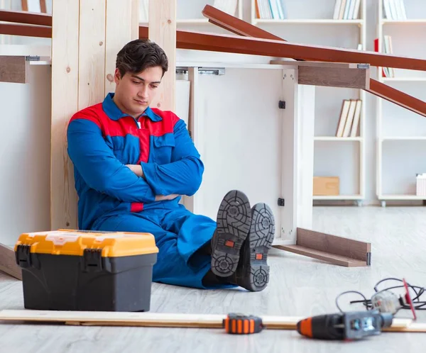 Genç marangoz ahşap kalaslarla çalışmaya ara veriyor.