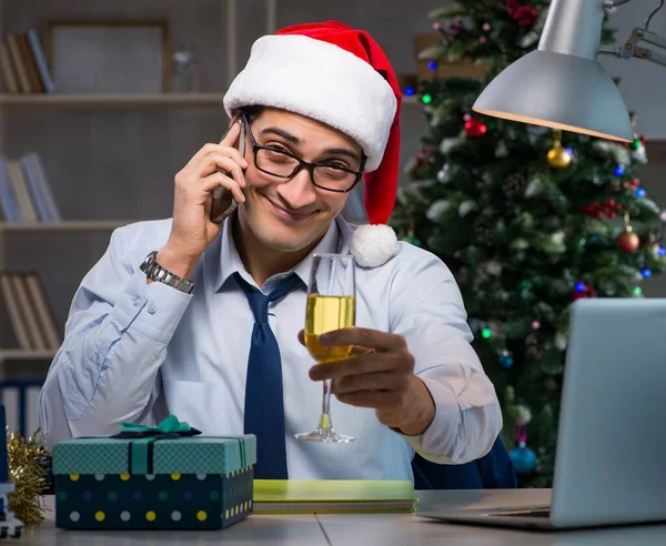Uomo d'affari che lavora fino a tardi il giorno di Natale in ufficio — Foto Stock