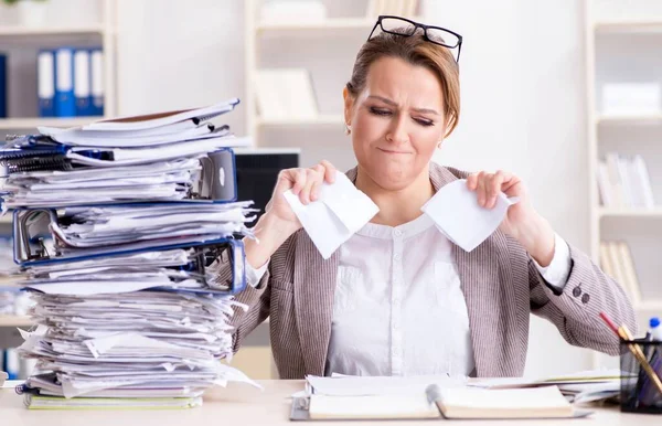 Geschäftsfrau mit laufendem Papierkram sehr beschäftigt — Stockfoto