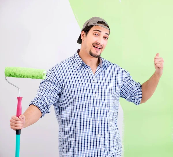 Joven pintor haciendo renovación en casa — Foto de Stock