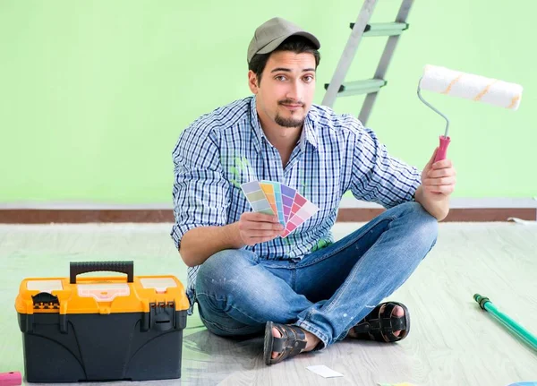 Giovane uomo che fa ristrutturazione casa — Foto Stock