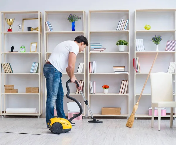 Hombre haciendo limpieza en casa —  Fotos de Stock