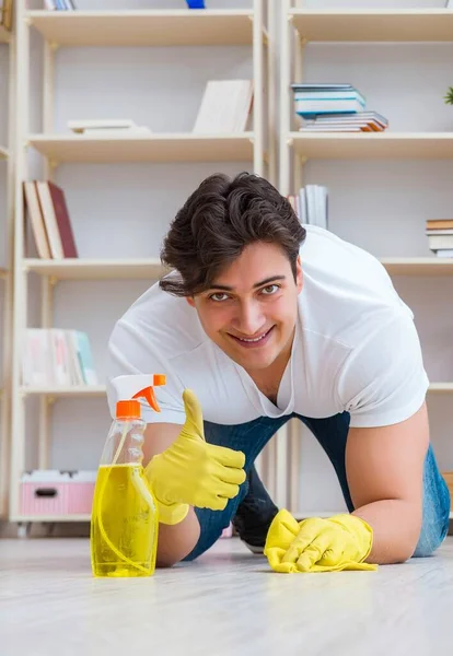 Egy férfi takarít otthon. — Stock Fotó