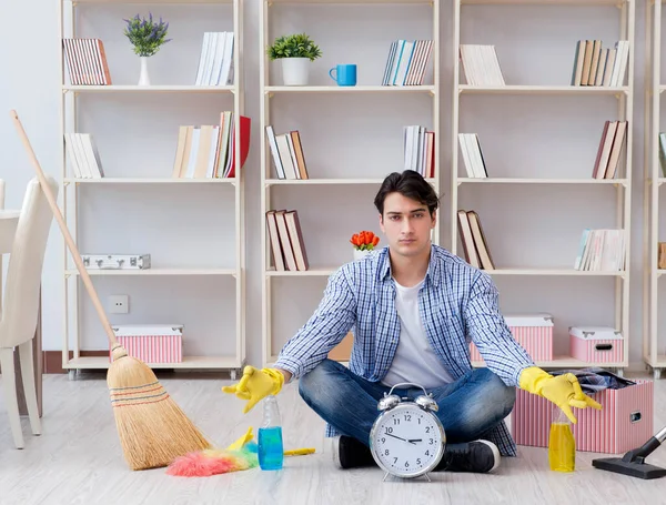 Adam evi temizliyor.