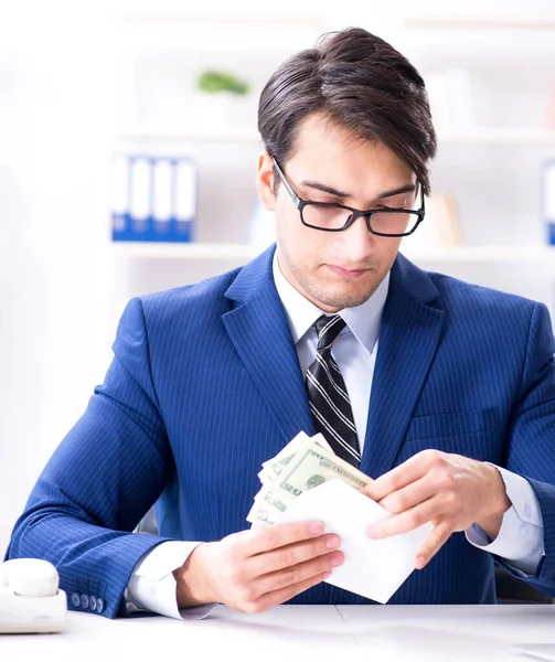 Empresario recibiendo su salario y bonificación — Foto de Stock