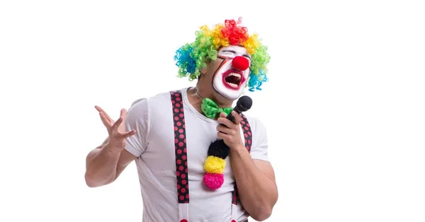 Rolig clown med en mikrofon som sjunger karaoke isolerad på vitt — Stockfoto