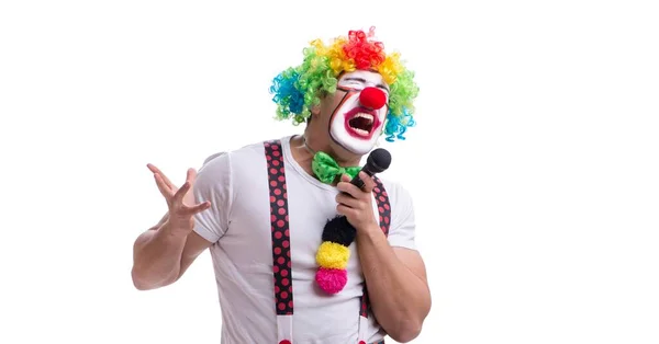 Payaso divertido con un micrófono cantando karaoke aislado en blanco — Foto de Stock