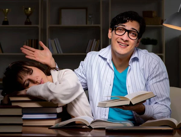 Dois estudantes que estudam tarde preparando-se para exames — Fotografia de Stock