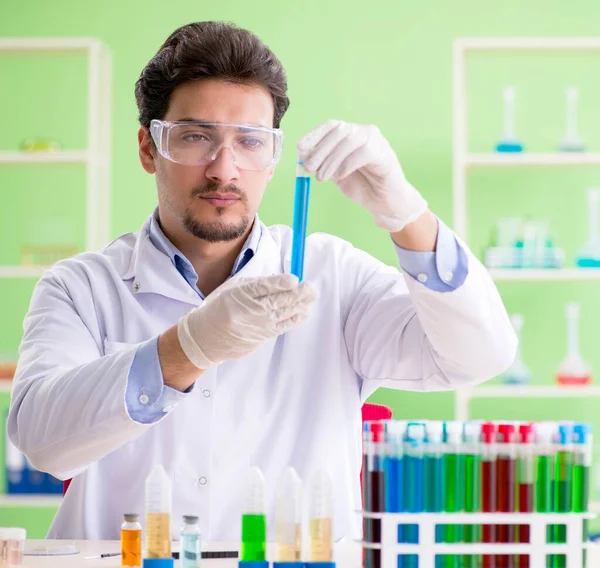 Hombre químico trabajando en el laboratorio — Foto de Stock