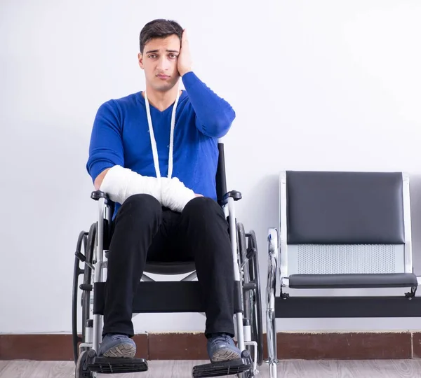 Homem desesperado esperando por sua consulta no hospital com falido — Fotografia de Stock