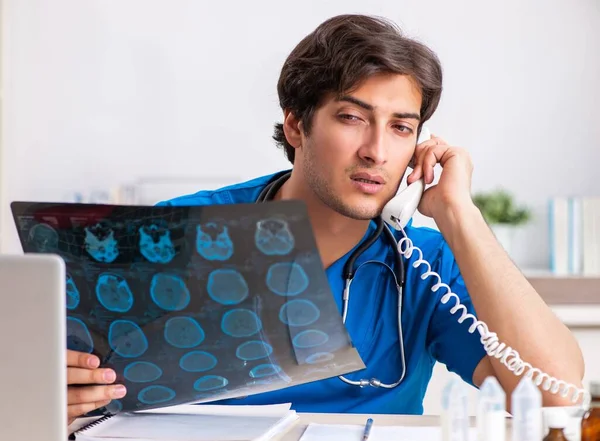 Doctor en concepto de telemedicina con teléfono — Foto de Stock